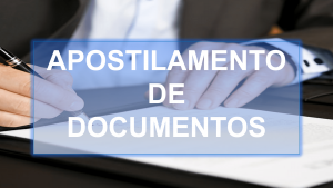 Ao fundo tem um homem de terno assinando um papel, e um coisa de texto escrito "Apostilamento de documentos".