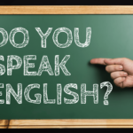 Lousa verde, com uma mão apontando para os dizeres "Do you speak English?" (Você fala inglês?)