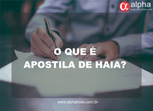 O que é apostila de Haia? (Foto de um homem assinando um documento e no canto superior direito a logo da emopresa Alpha Language Consulting)