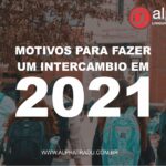 Motivos para fazer um intercambio em 2021 (Na imagem tem um grupo de estudantes de costas com mochilas, entrando em uma escola, no canto superior direito da imagem tem a logo da empresa "Alpha Language Consulting" e no rodapé tem o site da empresa "www.alphatradu.com.br".