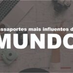 "passaportes mais influentes do mundo" ao fundo uma mesa coberta por um mapa e vários objetos sobre ele, um notebook, uma câmera fotográfica, um passaporte, uma xicara de café, uma câmera polaroid e o braço de uma mulher apontando algo no mapa.