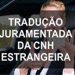 Tradução juramentada da cnh estrangeira. (Na imagem tem uma mulher loira sentada no banco do motorista, segundando uma cnh estrangeira enquanto sorrir e dá joia).